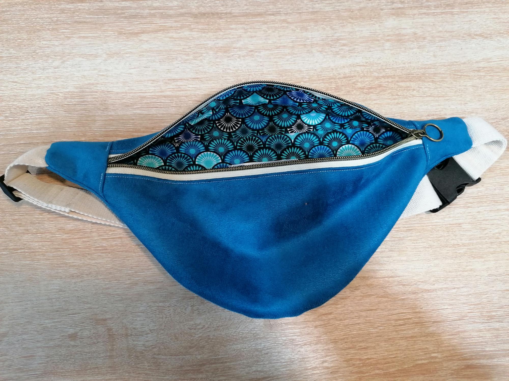 Banane basique - Suédine bleu / Eventail Sonia bleu